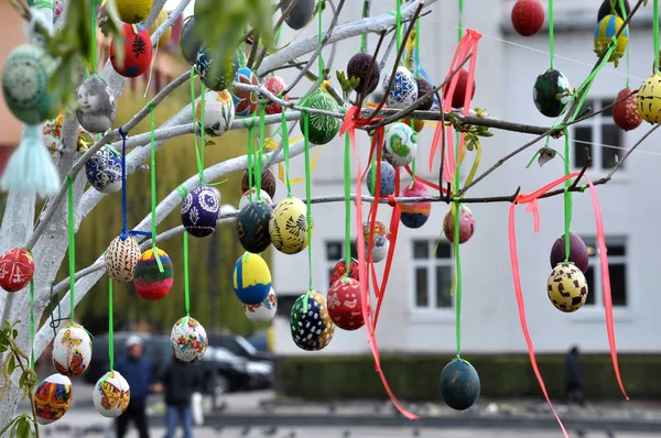 Easter eggs on a thread — Stock Photo, Image