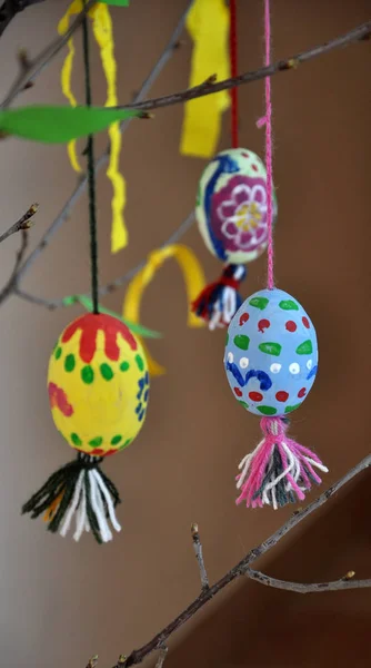 Los huevos de Pascua en el hilo —  Fotos de Stock
