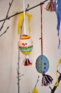 Bir iş parçacığı üzerinde Paskalya yumurtaları