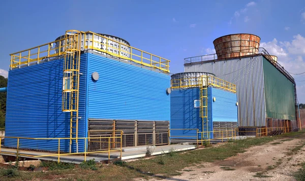 Viejas y nuevas torres de refrigeración — Foto de Stock