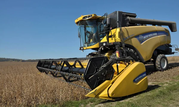 Soybean crop harvesting — Stock Photo, Image