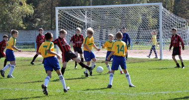 Çocuk takımları arasında futbol oyunu