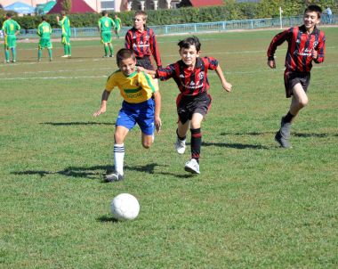 Çocuk takımları arasında futbol oyunu
