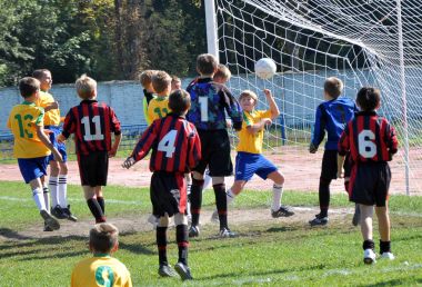 Çocuk takımları arasında futbol oyunu
