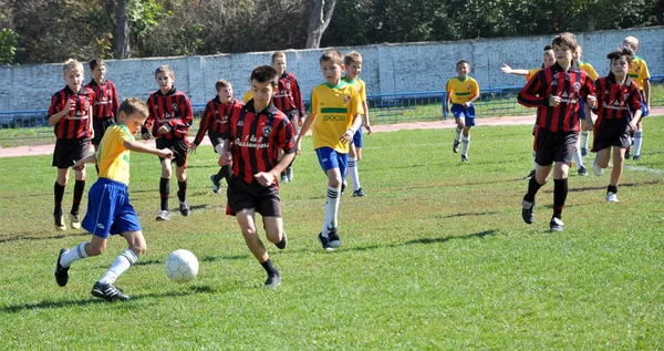 Fotbollsmatch på mellan barns lag — Stockfoto