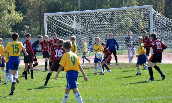 Fotbollsmatch på mellan barns lag — Stockfoto