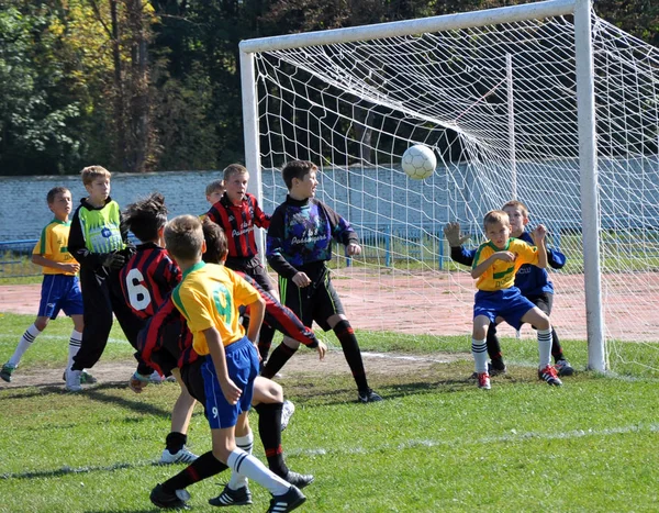 Jogo de futebol entre equipes infantis — Fotografia de Stock