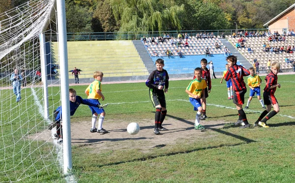 Футбольный матч между детскими командами — стоковое фото