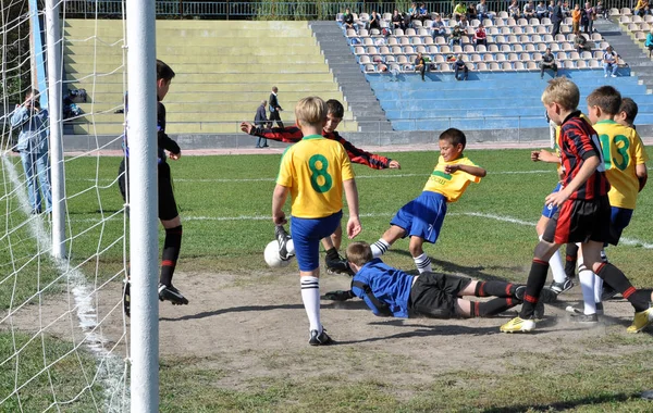 Футбольный матч между детскими командами — стоковое фото