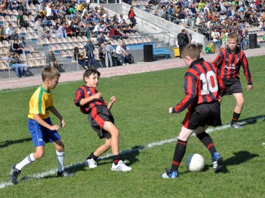 Çocuk takımları arasında futbol oyunu