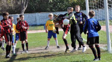 Çocuk takımları arasında futbol oyunu