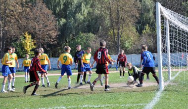 Çocuk takımları arasında futbol oyunu