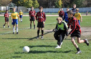 Çocuk takımları arasında futbol oyunu