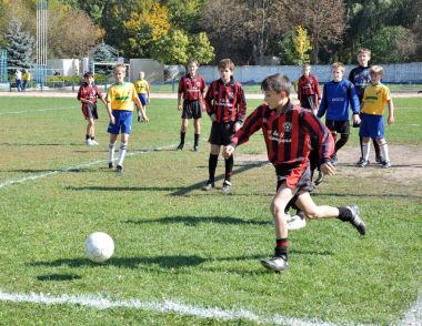 Çocuk takımları arasında futbol oyunu