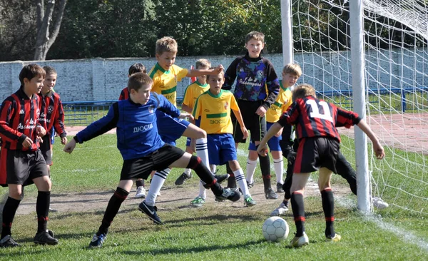 Juego de fútbol entre equipos infantiles —  Fotos de Stock