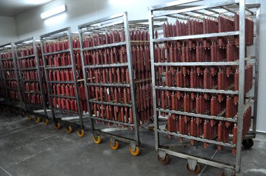 Füme sosis üretimi için dükkanda