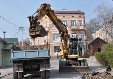 Ekskavatör taş kazılar ve kamyona dökülen