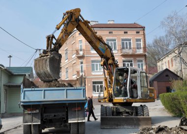 Ekskavatör taş kazılar ve kamyona dökülen