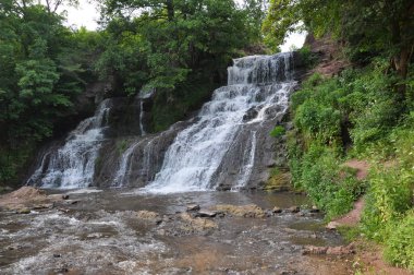Dzhurinsky (Chervonogorodsky) şelale Ukrayna