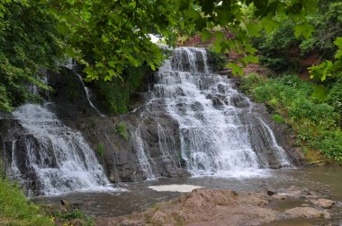 Dzhurinsky (Chervonogorodsky) şelale Ukrayna