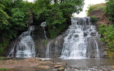 Dzhurinsky (Chervonogorodsky) şelale Ukrayna
