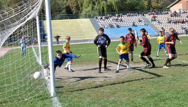 Fotbollsmatch på mellan barns lag — Stockfoto