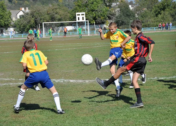 Jogo de futebol entre equipes infantis — Fotografia de Stock