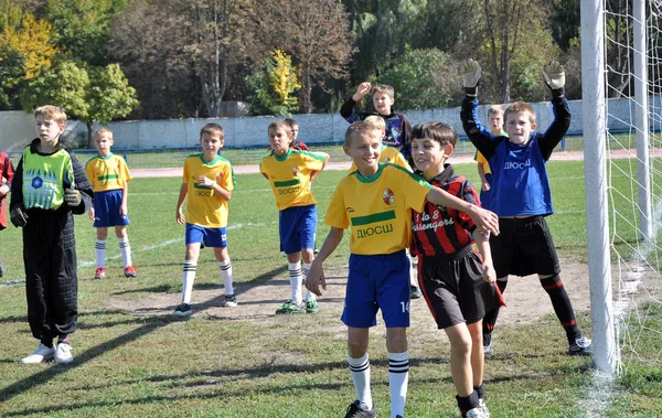 Fotbollsmatch på mellan barns lag — Stockfoto