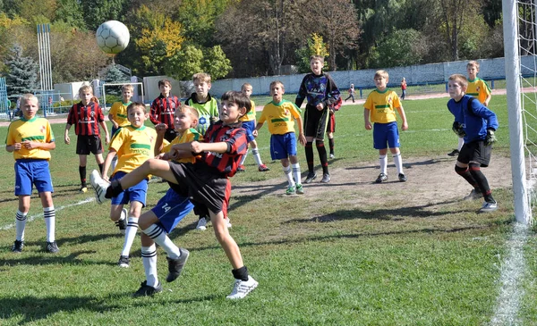 Football game on between children's teams — Stock Photo, Image