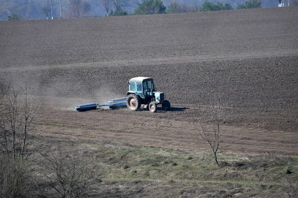 El tractor prepara el suelo para sembrar cultivos agrícolas —  Fotos de Stock