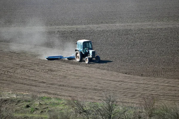 Ciągnika przygotowuje glebę do siewu upraw rolnych — Zdjęcie stockowe