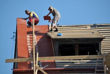 Onarım metal kiremit yerine üzerinde çalışır