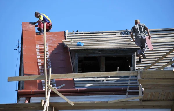 Onarım metal kiremit yerine üzerinde çalışır