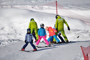 Bukovel 'de kayak yapan turistler