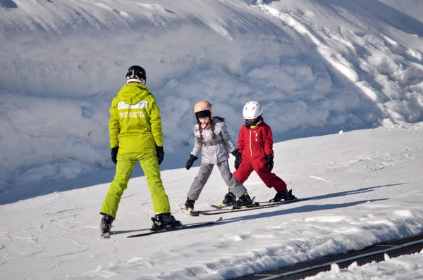 Туристи катаються на лижах у Буковилі. — стокове фото