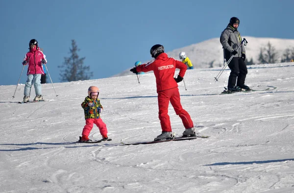 Turistas esquiando em Bukovel — Fotografia de Stock
