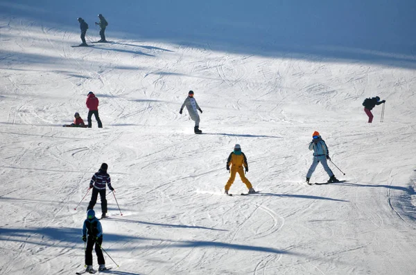 Turistas esquiando en Bukovel —  Fotos de Stock
