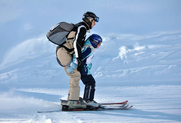 Turistas esquiando em Bukovel — Fotografia de Stock