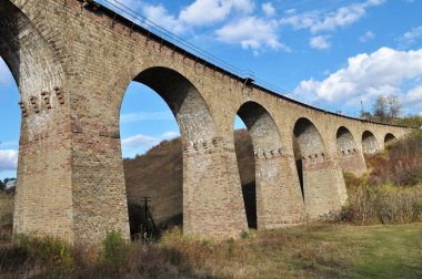 Viyadük, Plebanivka köyünde 9 kemerli bir demiryolu köprüsü. 