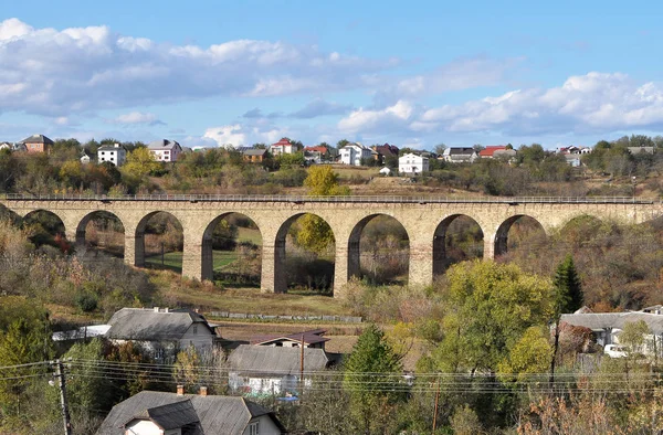 Viadukt ist eine Eisenbahnbrücke mit 9 Bögen im Dorf Plebanivka — Stockfoto