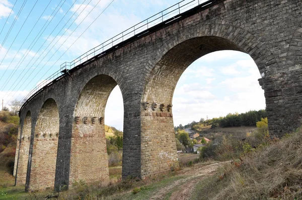Viaduct är en 9-bågsbro i byn Plebanivka — Stockfoto