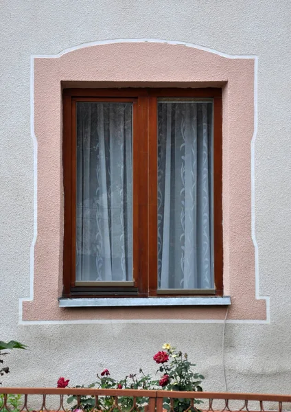 Utsikt över plastfönstret från gatusidan — Stockfoto