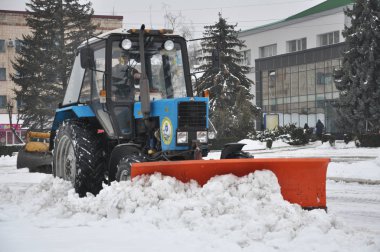 Belediye hizmetleri şehrin caddesini kardan temizliyor..