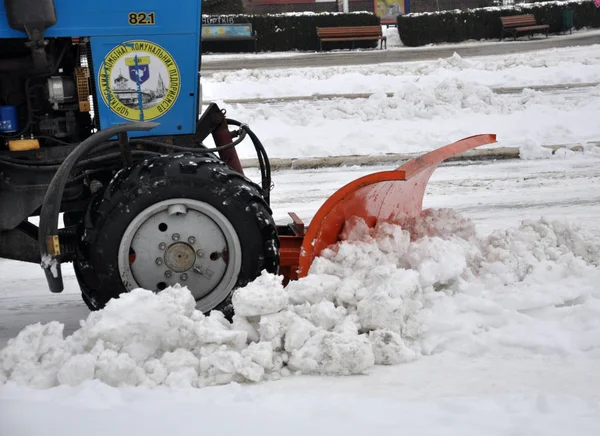 El servicio municipal limpia la calle de la ciudad de la nieve . — Foto de Stock