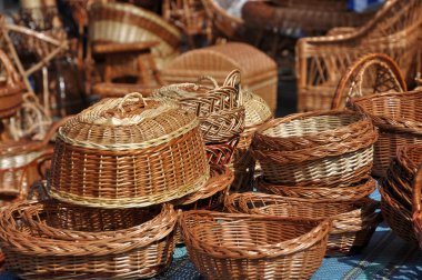 Söğüt ağacından yapılmış Wicker ürünleri.