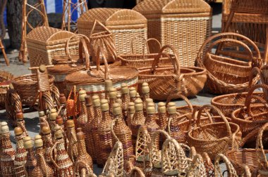 Söğüt ağacından yapılmış Wicker ürünleri.