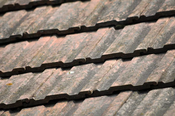 Op het dak van het huis staat een oude rode tegel — Stockfoto