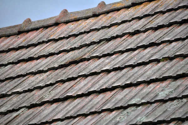 På taket av huset är en gammal röd kakel — Stockfoto