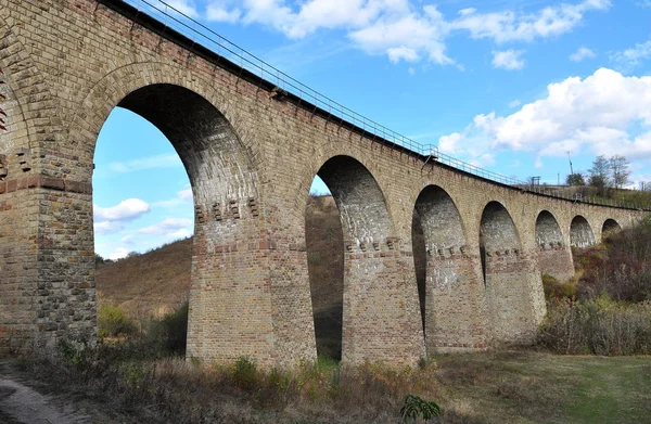 Viaduto é uma ponte ferroviária de 9 arcos na aldeia de Plebanivka — Fotografia de Stock