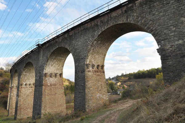 Viaduct είναι 9-αψίδα σιδηροδρομική γέφυρα στο χωριό Plebanivka — Φωτογραφία Αρχείου